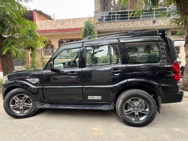 https://images10.gaadi.com/usedgaadi-sellcar/UsedCar/e507c95da/447f52b4-da3d-458d-af93-94fddeedd2ea.jpeg?imwidth=6402
