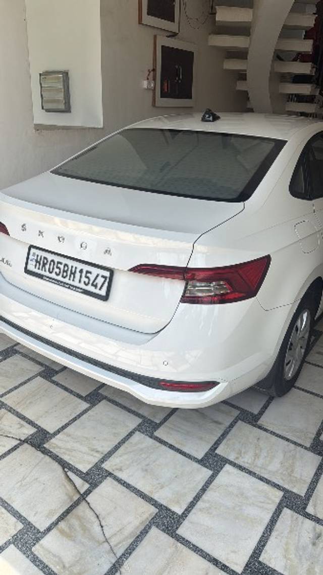 https://images10.gaadi.com/usedgaadi-sellcar/UsedCar/e509bfcea/364b10b3-66f9-43f4-b158-877bba846601.jpeg?imwidth=6401