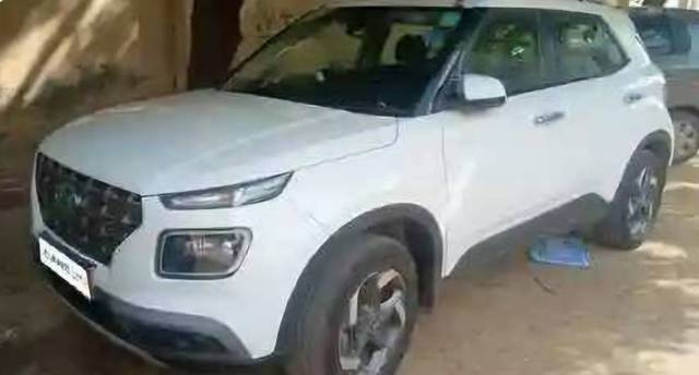https://images10.gaadi.com/usedgaadi-sellcar/UsedCar/e509d3eea/afc28426-72a1-47dd-a5ba-6b560f725866.jpg?imwidth=6400