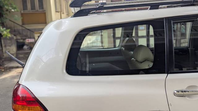 https://images10.gaadi.com/usedgaadi-sellcar/UsedCar/e50ac215a/fece6152-f98b-4652-84db-ea020691939f.jpg?imwidth=6400