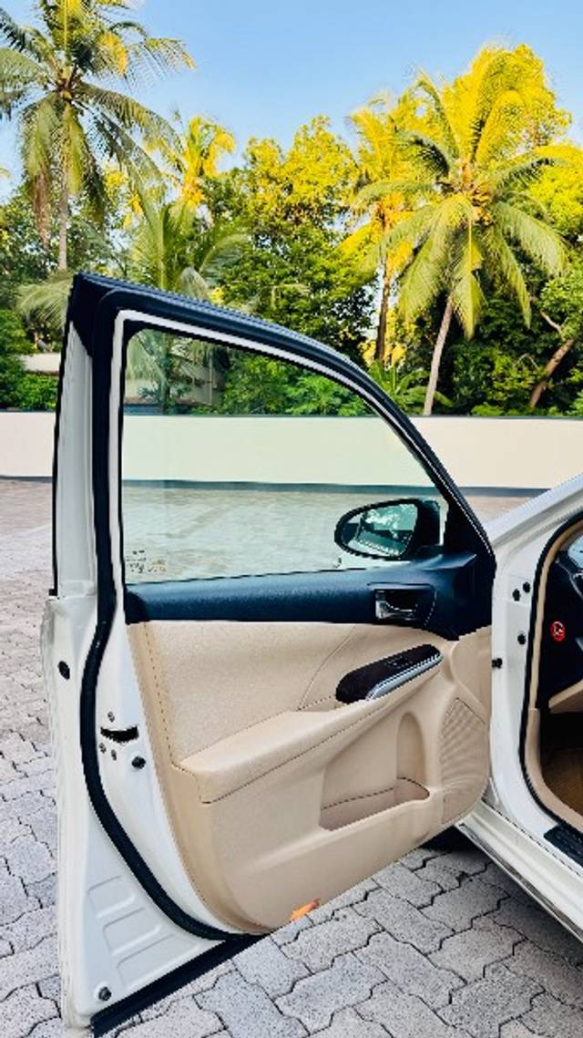 https://images10.gaadi.com/usedgaadi-sellcar/UsedCar/e50b0b55a/8ab2e5cf-68ed-40b7-a5e0-297e33c2d95b.jpeg?imwidth=6401