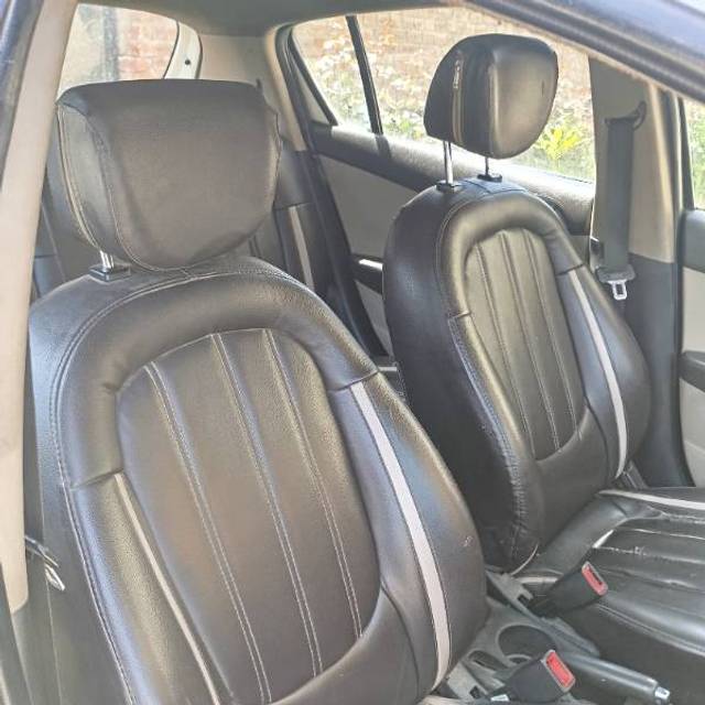 https://images10.gaadi.com/usedgaadi-sellcar/UsedCar/e50b2457a/c3160058-bf5f-4f96-88f6-576610c54cf0.jpg?imwidth=6401