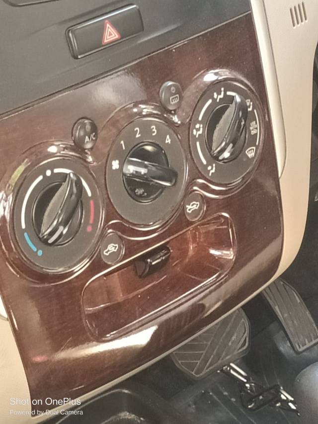 https://images10.gaadi.com/usedgaadi-sellcar/UsedCar/e50b66d1a/30c92262-aec6-4a35-9706-a70b711fa23f.jpg?imwidth=6402