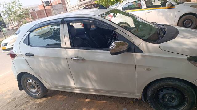 https://images10.gaadi.com/usedgaadi-sellcar/UsedCar/e50bb389a/654f1fc8-a8b9-4045-985a-1979edc854d0.jpg?imwidth=6400