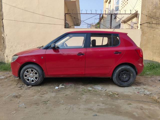 https://images10.gaadi.com/usedgaadi-sellcar/UsedCar/e50ce8fda/cdf5f3bb-30b5-4cd3-8fa5-35476111d678.jpeg?imwidth=6402