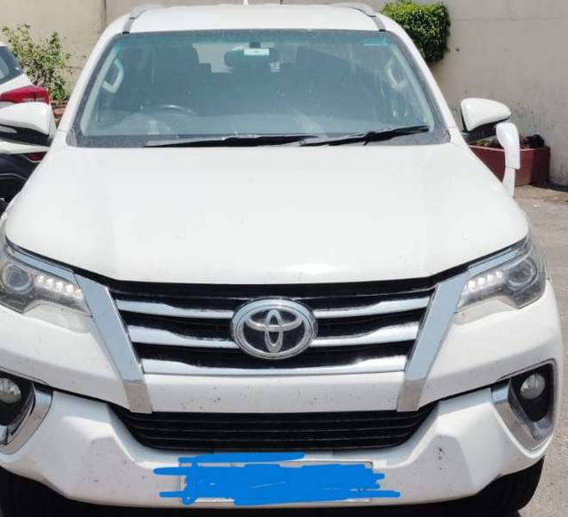 https://images10.gaadi.com/usedgaadi-sellcar/UsedCar/e50ddd02a/d2701b6c-ae1e-4023-a232-f56e9fbb0ba3.jpeg?imwidth=6400
