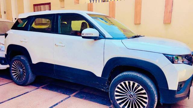 https://images10.gaadi.com/usedgaadi-sellcar/UsedCar/e50e611da/ed595385-6bba-4beb-a91d-76128363654a.jpg?imwidth=6400