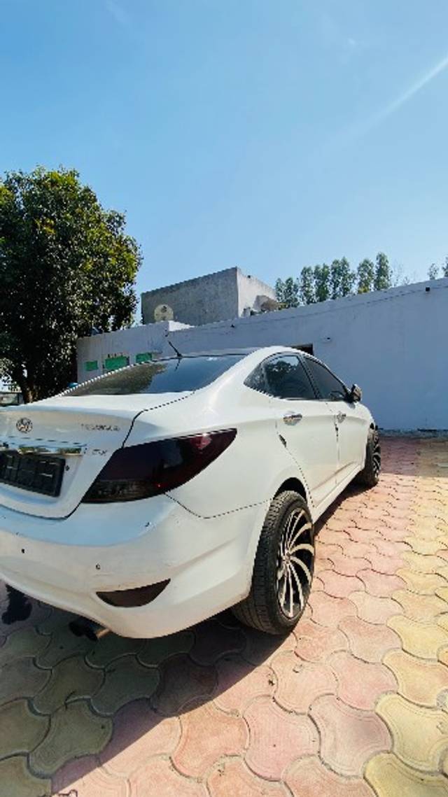 https://images10.gaadi.com/usedgaadi-sellcar/UsedCar/e50e91f7a/0a874b97-b4e1-4ae4-b7cd-811ba453d082.jpeg?imwidth=6402