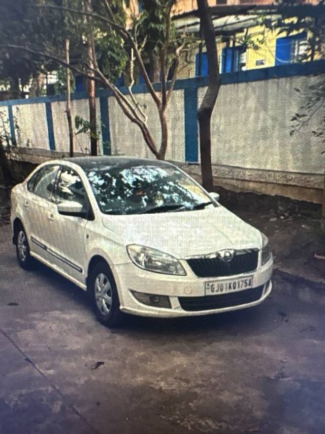https://images10.gaadi.com/usedgaadi-sellcar/UsedCar/e50ee72ca/f606ceea-bd19-48de-9e72-71574688e12e.jpg?imwidth=6400