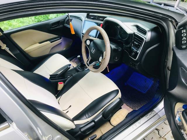 https://images10.gaadi.com/usedgaadi-sellcar/UsedCar/e50ee9c3a/9529a13a-ce57-41fe-af00-5c3a1888b5ef.jpeg?imwidth=6401