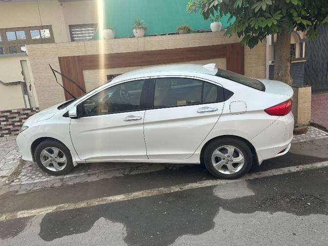 https://images10.gaadi.com/usedgaadi-sellcar/UsedCar/e50f8fcaa/5fc8bc7e-250b-4dcc-af54-73f8634fb9ba.jpeg?imwidth=6402