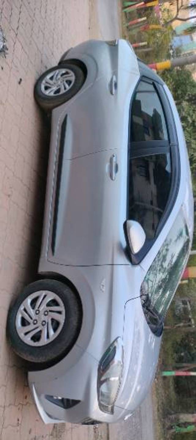 https://images10.gaadi.com/usedgaadi-sellcar/UsedCar/e5101e77a/f2134794-c8be-4588-a4d3-47c7574fd1f4.jpg?imwidth=6401