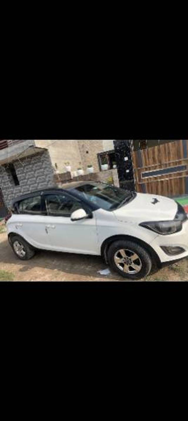 https://images10.gaadi.com/usedgaadi-sellcar/UsedCar/e5105aa6a/c627773c-da8e-4cd8-8152-fc6ce5497af3.jpg?imwidth=6400