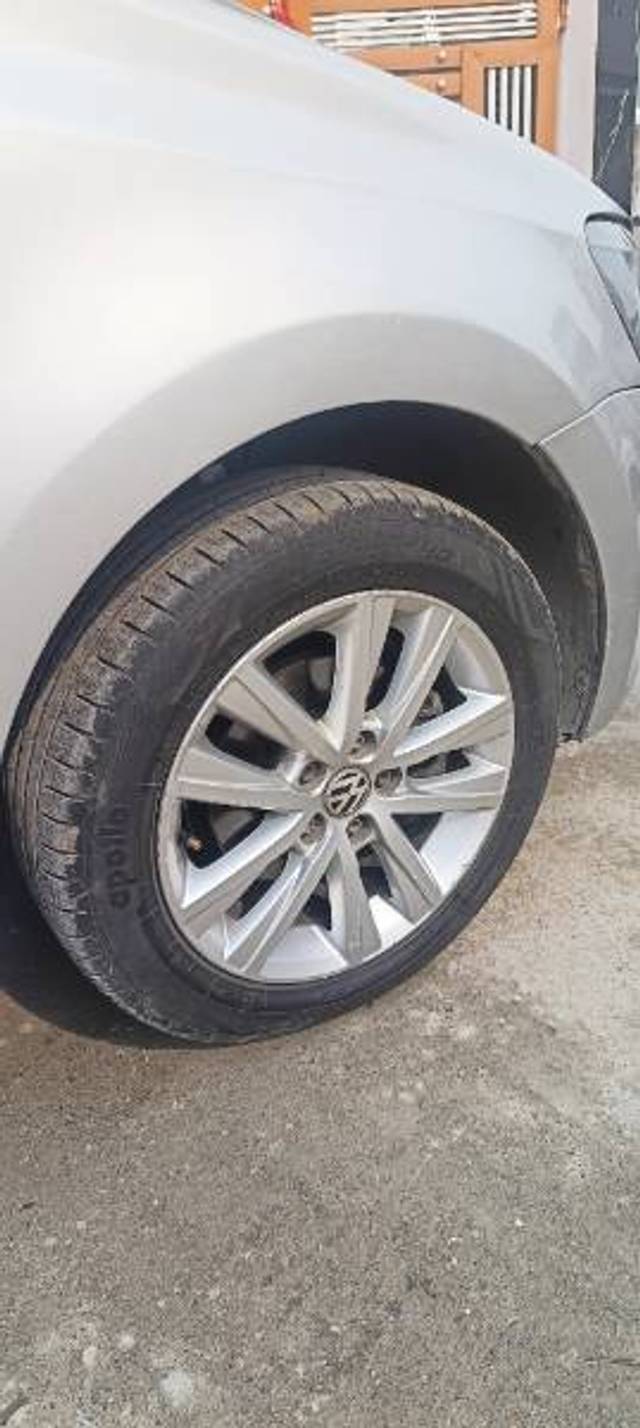 https://images10.gaadi.com/usedgaadi-sellcar/UsedCar/e5108425a/acfe5ac8-b695-4b7f-b747-9503e38cedf3.jpg?imwidth=6402