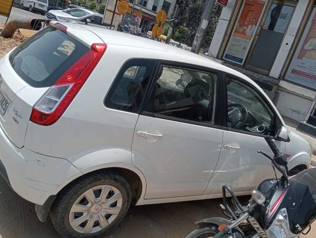 https://images10.gaadi.com/usedgaadi-sellcar/UsedCar/e5125718a/ce4bb87b-bb9c-4702-85d6-85f6b3a9831c.jpeg?imwidth=6401
