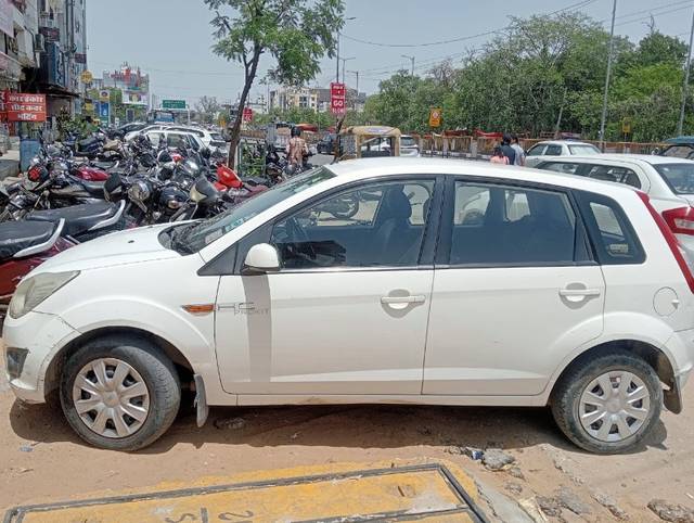 https://images10.gaadi.com/usedgaadi-sellcar/UsedCar/e5125718a/eabd46e1-c9b6-4d3c-b4b0-c5be28195276.jpeg?imwidth=6402