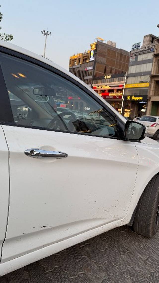 https://images10.gaadi.com/usedgaadi-sellcar/UsedCar/e512b07ea/fd7e7284-23da-40fd-a986-df943ab59823.jpeg?imwidth=6401
