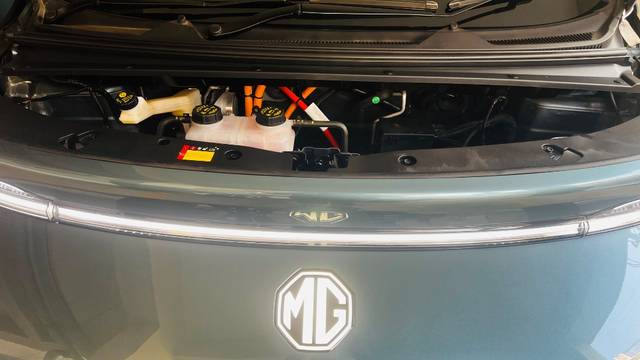 https://images10.gaadi.com/usedgaadi-sellcar/UsedCar/e514c72da/0934b36d-830a-4fa1-9ba5-a20aabde55f3.jpeg?imwidth=6402