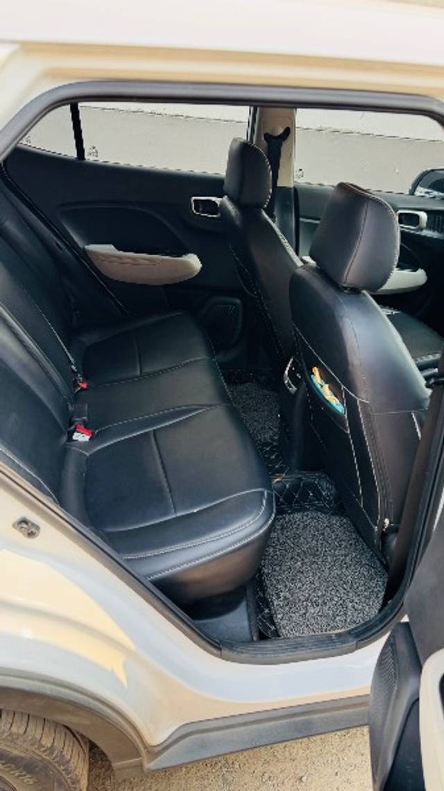https://images10.gaadi.com/usedgaadi-sellcar/UsedCar/e514d791a/15587d23-afb8-4475-bfc8-b7e8631230bb.jpeg?imwidth=6402