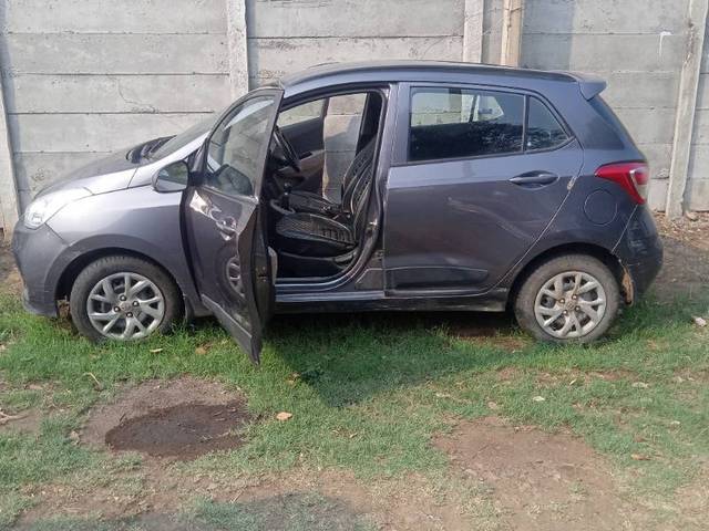 https://images10.gaadi.com/usedgaadi-sellcar/UsedCar/e5152b60a/807e06c2-056a-4528-9201-91687049de7d.jpg?imwidth=6402