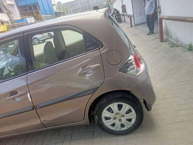 https://images10.gaadi.com/usedgaadi-sellcar/UsedCar/e5160010a/50ecd8cb-394c-45d6-9496-495ec99fd006.jpg?imwidth=6402
