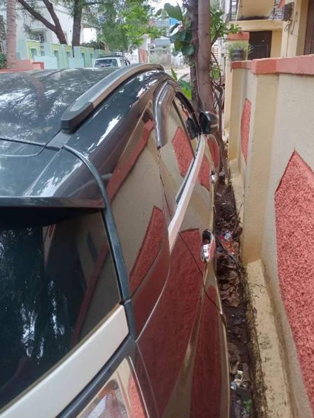 https://images10.gaadi.com/usedgaadi-sellcar/UsedCar/e516340ca/d246c651-b00e-4354-bc1c-66b7cc62ac98.jpg?imwidth=6402