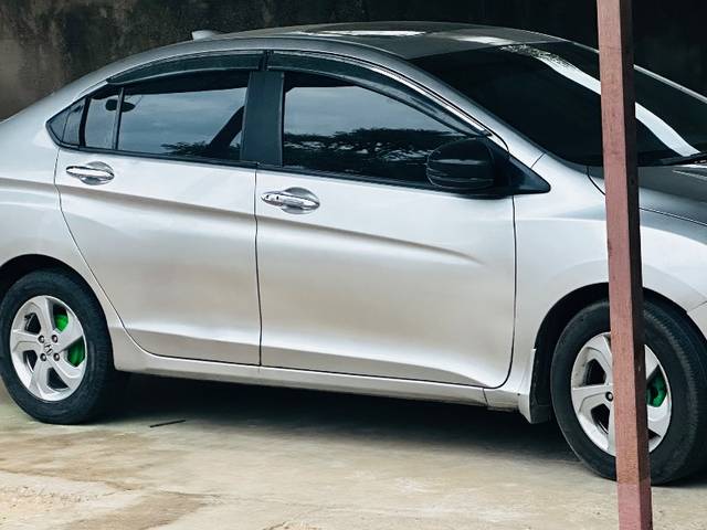https://images10.gaadi.com/usedgaadi-sellcar/UsedCar/e5176dd8a/9368ad14-9f50-44a1-98fc-f8b4fba04339.jpeg?imwidth=6401