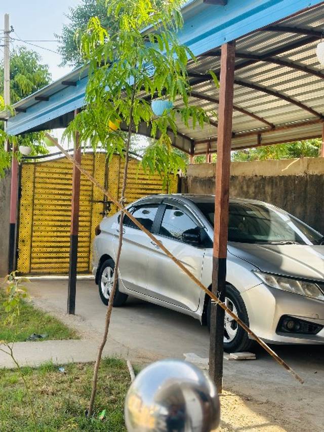 https://images10.gaadi.com/usedgaadi-sellcar/UsedCar/e5176dd8a/c0d52b41-6a22-4c19-8527-d70be7efa869.jpeg?imwidth=6400