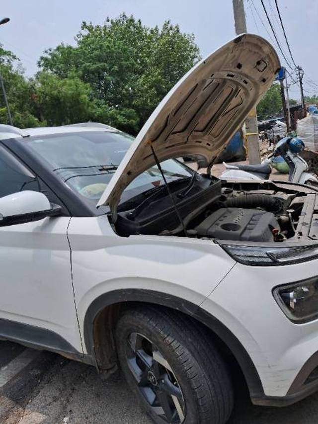 https://images10.gaadi.com/usedgaadi-sellcar/UsedCar/e5177faca/b41dad06-e044-49ab-a579-cc4a0dbea01d.jpg?imwidth=6401