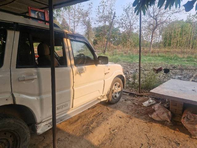 https://images10.gaadi.com/usedgaadi-sellcar/UsedCar/e518c654a/6f197621-adf5-4212-819b-0682e51119e0.jpg?imwidth=6401