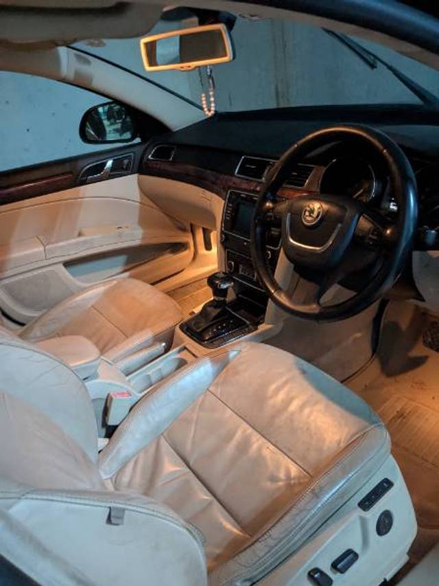 https://images10.gaadi.com/usedgaadi-sellcar/UsedCar/e518e266a/845f267e-6352-4a68-b20d-3d3dcd5f2221.jpg?imwidth=6401