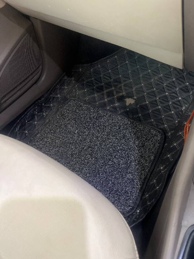 https://images10.gaadi.com/usedgaadi-sellcar/UsedCar/e519203fa/59f89867-c6f8-414c-a8c6-d41b67d928d6.jpg?imwidth=6401