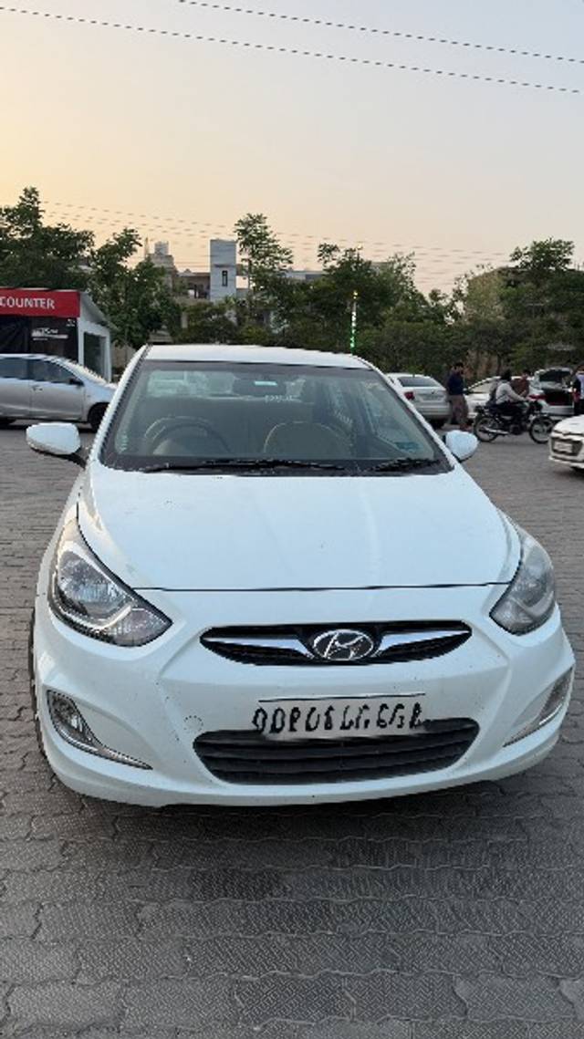 https://images10.gaadi.com/usedgaadi-sellcar/UsedCar/e519b5d2a/daf6bb0e-8728-4ccd-9196-3ab53f97fdea.jpeg?imwidth=6400