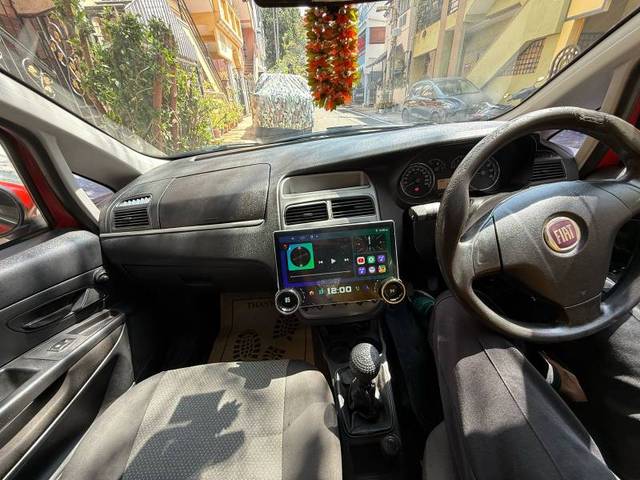 https://images10.gaadi.com/usedgaadi-sellcar/UsedCar/e519cc5aa/a1655e40-a392-4bf8-985d-4099580b9d35.jpg?imwidth=6401