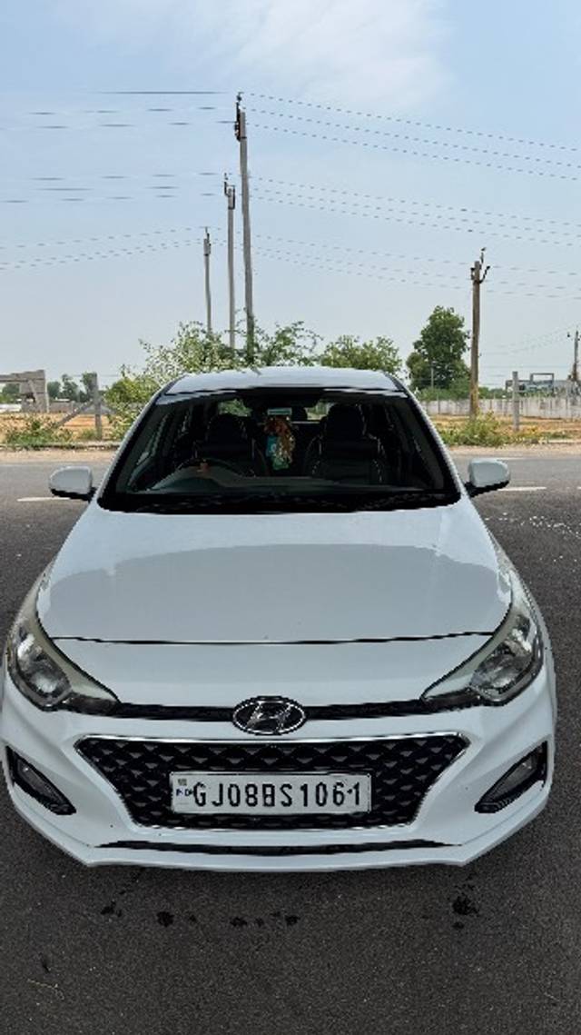 https://images10.gaadi.com/usedgaadi-sellcar/UsedCar/e519d8eea/a895c5cb-f260-41dc-adbb-335380af172a.jpeg?imwidth=6400