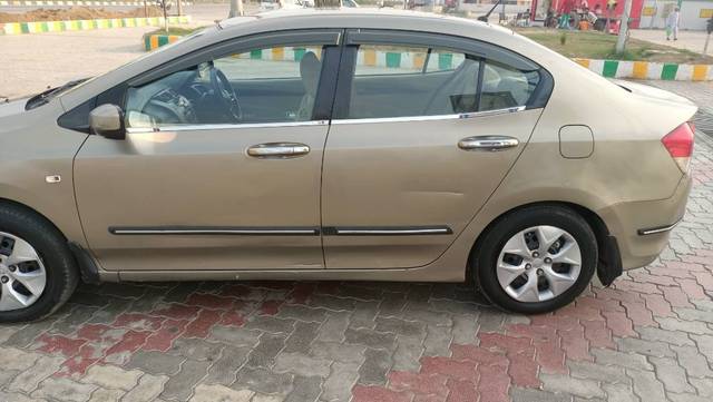https://images10.gaadi.com/usedgaadi-sellcar/UsedCar/e51b997ba/f7f930ba-8522-464b-9da1-dfc5a2210632.jpg?imwidth=6402