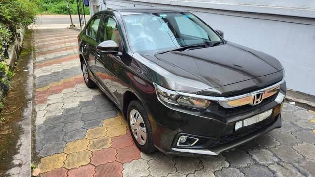 https://images10.gaadi.com/usedgaadi-sellcar/UsedCar/e51d92c1a/85e0cfc4-76da-49fe-b3de-4fa688bfa46a.jpg?imwidth=6400