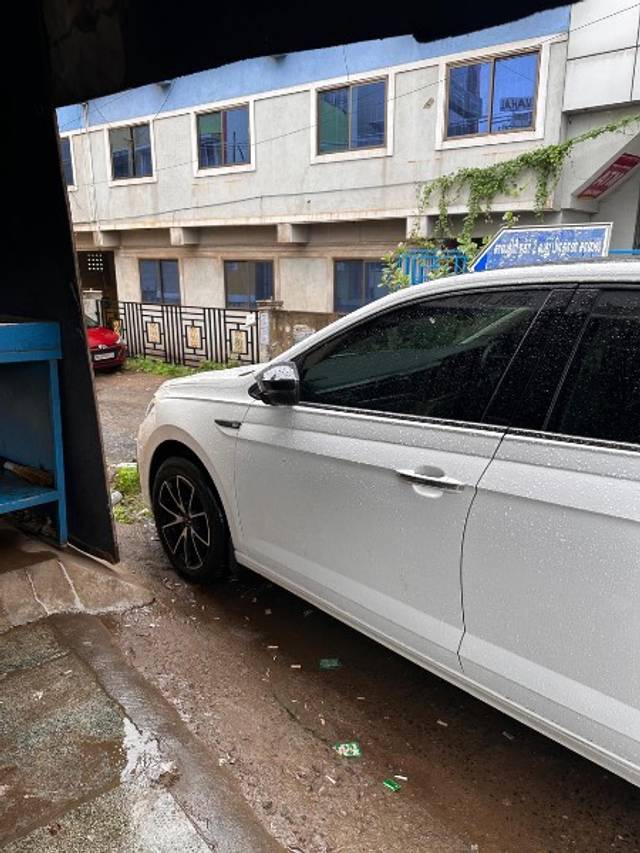https://images10.gaadi.com/usedgaadi-sellcar/UsedCar/e51e5305a/24862389-5289-4cfb-b048-6ff04a34cb7d.jpeg?imwidth=6401