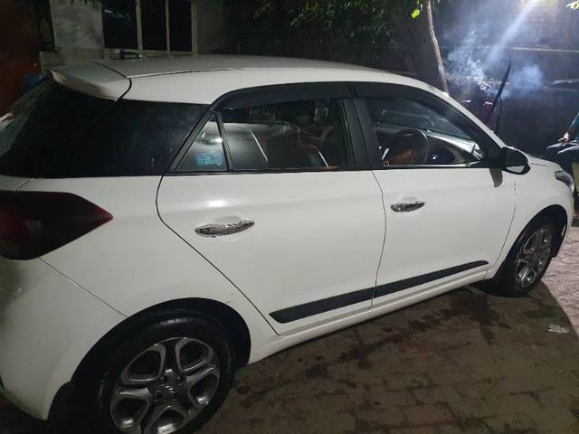 https://images10.gaadi.com/usedgaadi-sellcar/UsedCar/e51e86e3a/857325f9-7921-45a8-ab0c-498b2edeeb7c.jpg?imwidth=6401