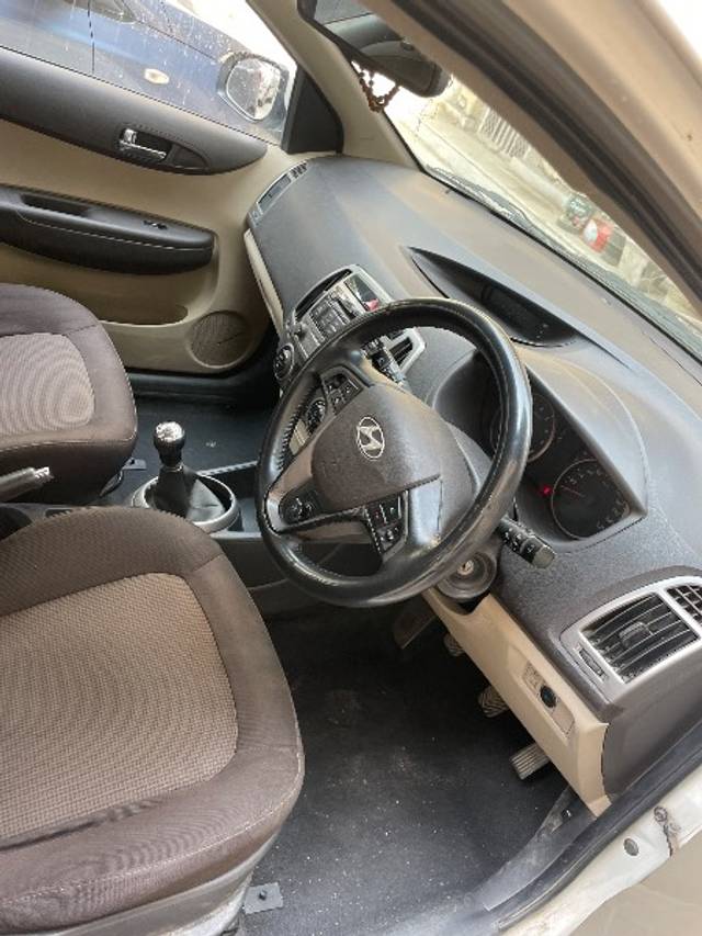 https://images10.gaadi.com/usedgaadi-sellcar/UsedCar/e51eb0b7a/4f8bcb59-3fde-4cfb-9ba5-881a15249e21.jpeg?imwidth=6402