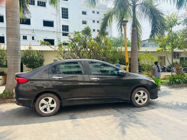 https://images10.gaadi.com/usedgaadi-sellcar/UsedCar/e51ecedfa/63c3e0b5-a803-4d1d-a63e-2d05bac363c5.jpeg?imwidth=6402