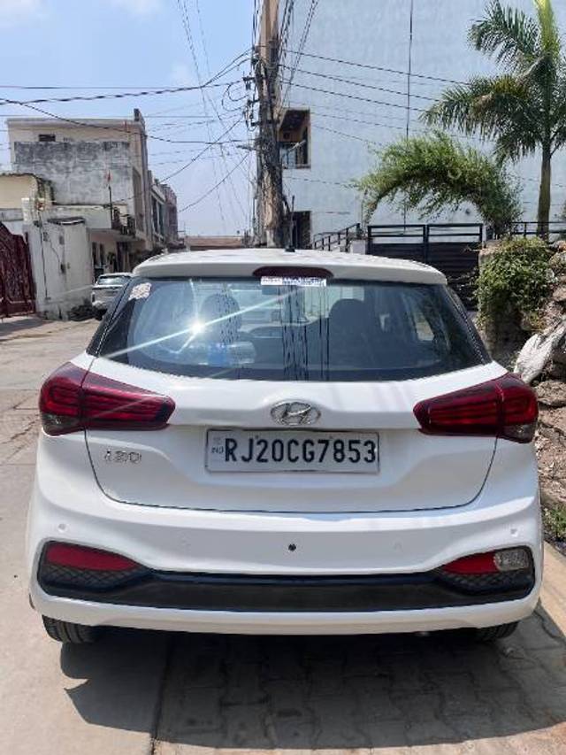 https://images10.gaadi.com/usedgaadi-sellcar/UsedCar/e51ed21aa/190b562e-c7ae-4267-8762-c98c72e0325c.jpg?imwidth=6402