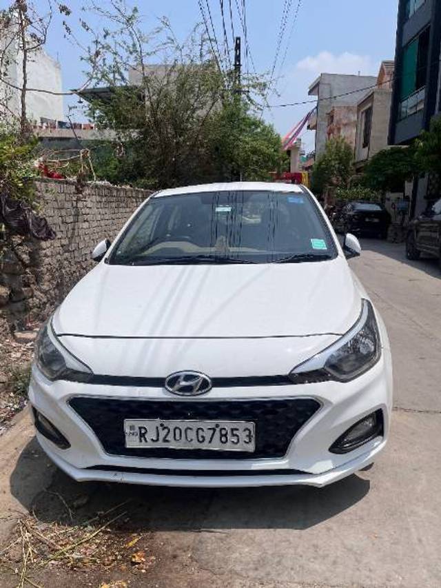 https://images10.gaadi.com/usedgaadi-sellcar/UsedCar/e51ed21aa/574d51b3-f312-462a-98d6-f2a1d0861989.jpg?imwidth=6400