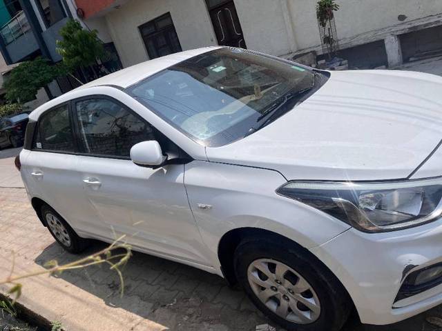 https://images10.gaadi.com/usedgaadi-sellcar/UsedCar/e51ed21aa/cccf7bca-0b72-45a5-ba2b-d76e269d6954.jpg?imwidth=6401
