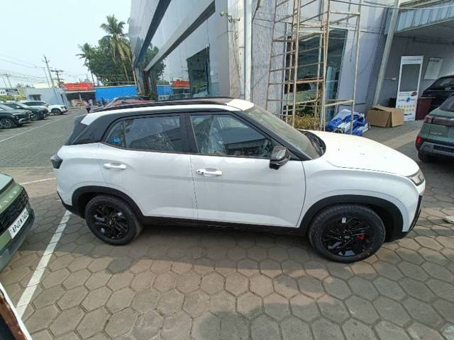 https://images10.gaadi.com/usedgaadi-sellcar/UsedCar/e51f64bda/4e0666a7-50b5-4e4e-97e2-674c4e7e1c06.jpg?imwidth=6400