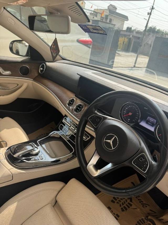 https://images10.gaadi.com/usedgaadi-sellcar/UsedCar/e51f81e5a/5fc62df9-64d8-4d49-97a4-18282097636f.jpeg?imwidth=6402