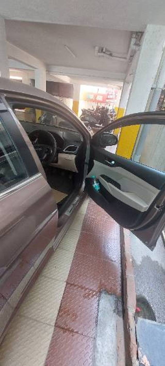 https://images10.gaadi.com/usedgaadi-sellcar/UsedCar/e51fadbfa/100681de-24a9-487f-9cba-22ab1e508ed7.jpg?imwidth=6401