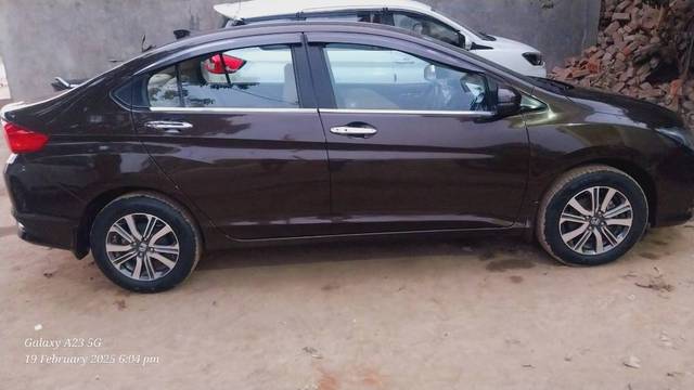 https://images10.gaadi.com/usedgaadi-sellcar/UsedCar/e51fb038a/bfb505bb-687e-4d57-9b81-74b8dc91ff52.jpg?imwidth=6402