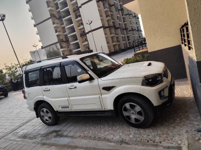 https://images10.gaadi.com/usedgaadi-sellcar/UsedCar/e520308da/f2219acb-634c-4182-bd85-b7ce7ade190c.jpeg?imwidth=6401