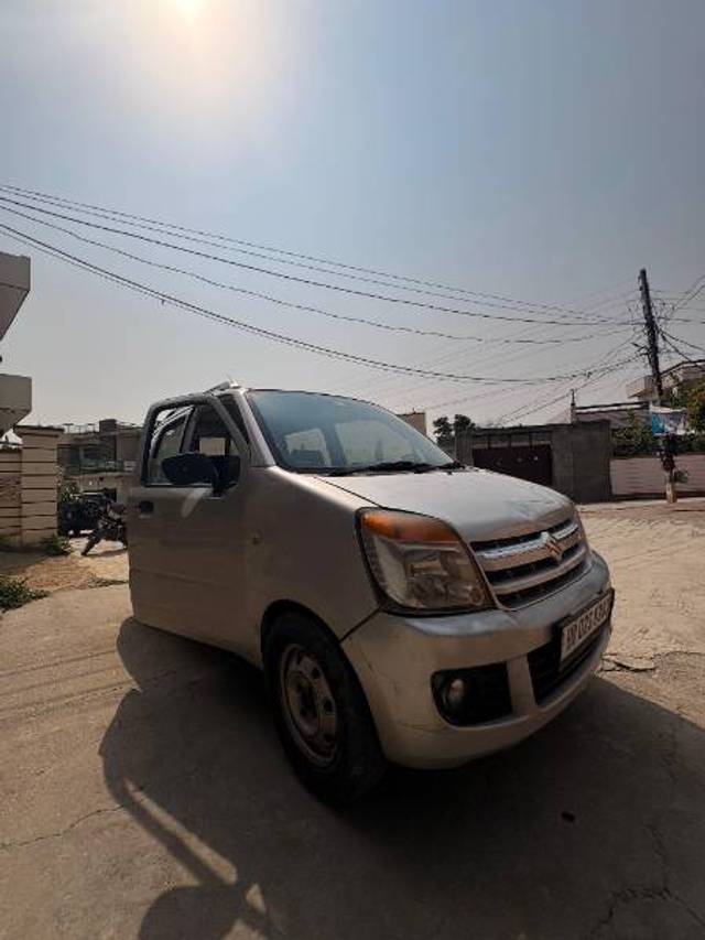 https://images10.gaadi.com/usedgaadi-sellcar/UsedCar/e520cc39a/86ff431b-9be6-40a6-a2d9-0300d88b4845.jpeg?imwidth=6400